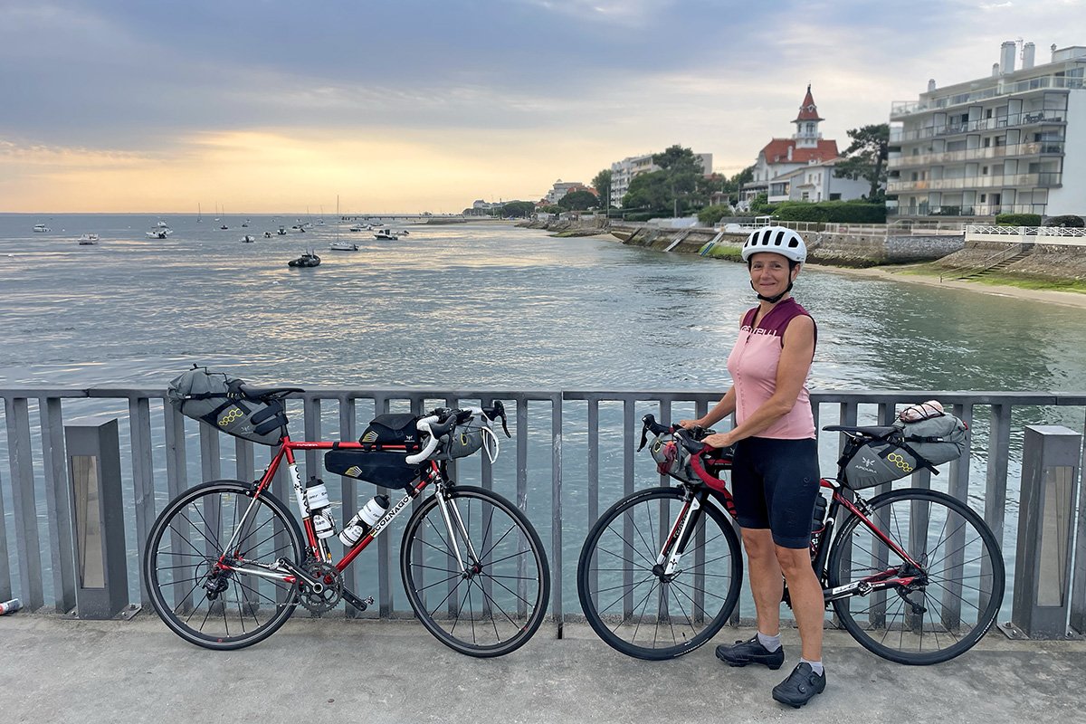 Mandy Ahlendorf mit bepackten Fahrrädern am Atlantik in Arcachon vor einer Bikepacking-Reise durch Frankreich