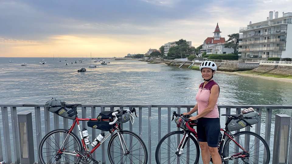 Mandy Ahlendorf mit bepackten Fahrrädern am Atlantik in Arcachon vor einer Bikepacking-Reise durch Frankreich